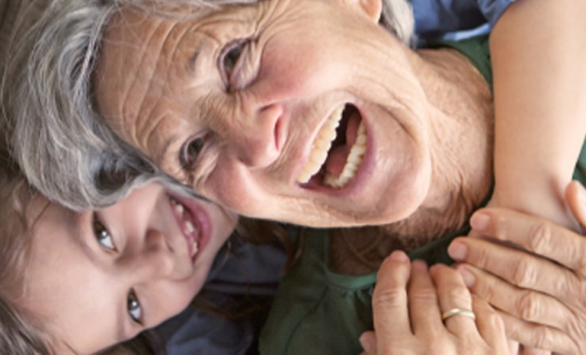 Förderpflege - ältere Fraulacht und wir umarmt