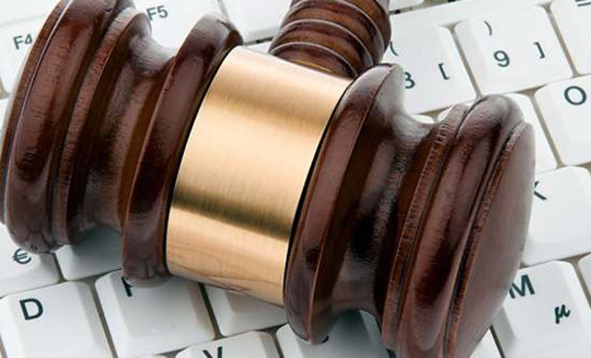 Internet-Rechtsschutz: Richterhammer liegt auf Tastatur